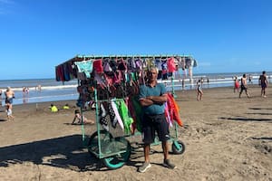 El derrotero de un alambrador de campo que en el verano es vendedor ambulante en la playa