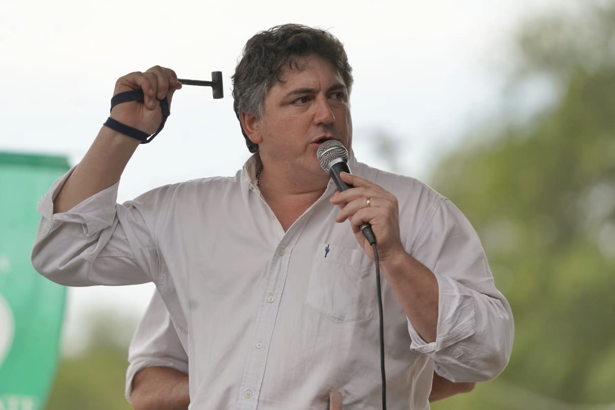 En plena faena, martillo en mano, Francisco Paoltroni, en un remate en Comandante Fontana, Formosa