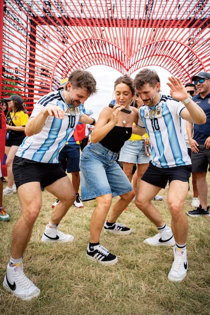 En plena fiesta mundialista, Sofía protagonizó uno de los momentos virales del torneo al improvisar una divertida clase de cumbia para los gemelos estadounidenses Luke y Paul Harwerth, conocidos como “Twinsauce”