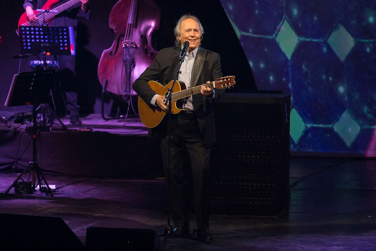 En plena gira de homenaje a su disco Mediterráneo, el cantautor se encontró con un "despistado" e intentó ubicarlo