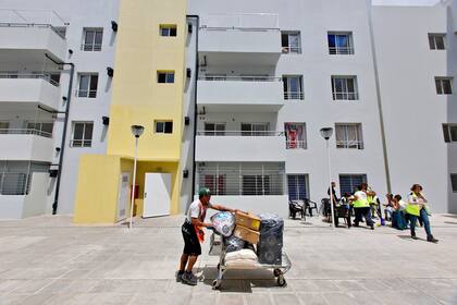 En plena mudanza: 64 familias que vivían en la villa 21-24 terminarán de mudarse mañana a los nuevos departamentos