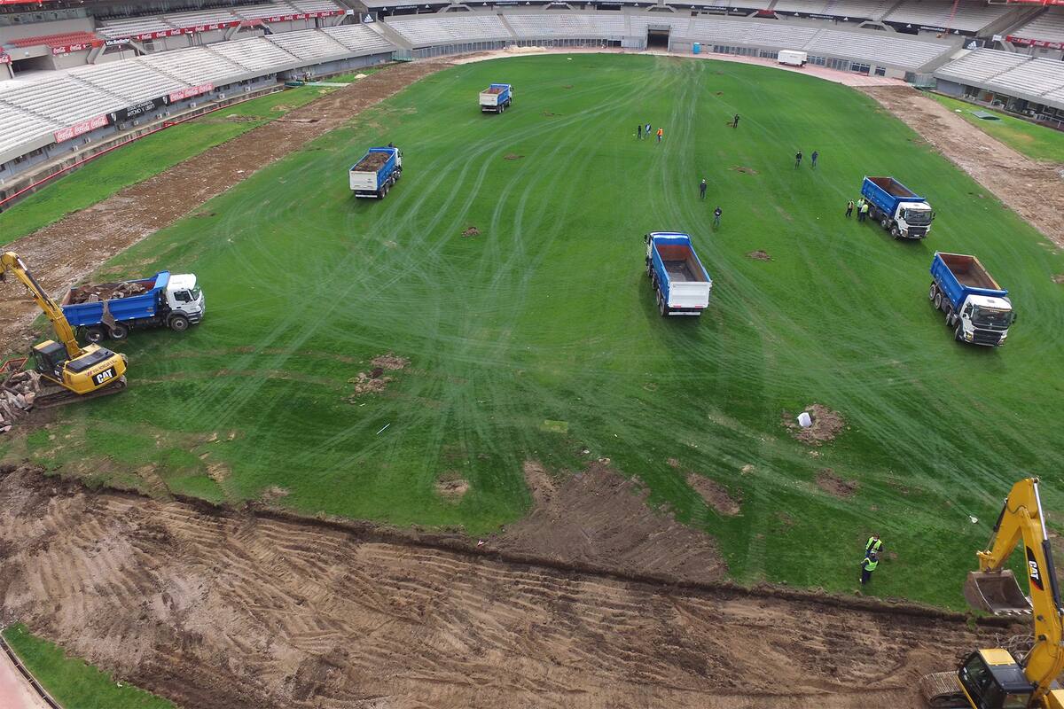 En plena obra: así están los trabajos sobre el campo de juego del Monumental