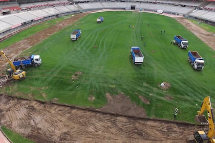 En plena obra: así están los trabajos sobre el campo de juego del Monumental
