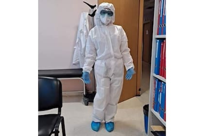 En plena pandemia, con el traje de protección especial