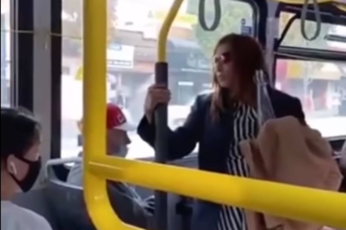 En plena pandemia por coronavirus, una mujer escupió a un hombre, quien reaccionó y la empujó del colectivo en el que viajaban.