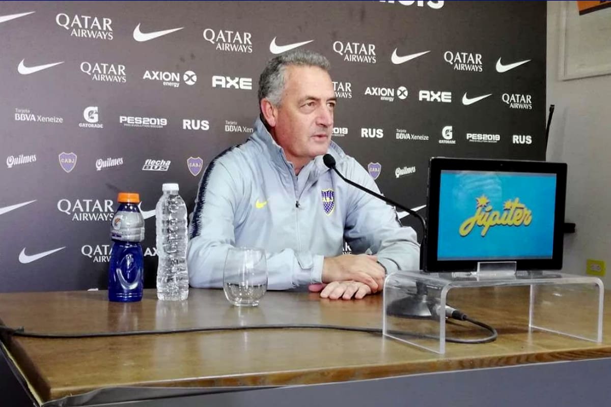 En plena pretemporada, el DT xeneize trabaja pensando en el equipo que jugará con Atlético Paranaense, por la Copa Libertadores