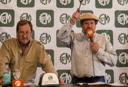 En plena subasta de más de 7000 cabezas, Juan Pedro Colombo, martillero de la firma consignataria Colombo y Magliano