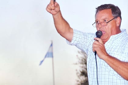 En plena tarea, el martillero Sáenz Valiente remata los diferentes lotes de una subasta