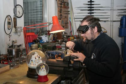 En plena tarea, en el taller artesanal