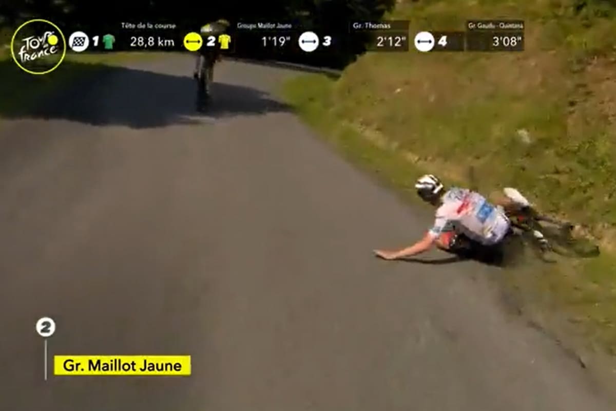 En pleno ascenso y en la lucha por el liderazgo, Tajed Pogacar se cayó al salirse del camino y Jonas Vingegaard lo esperó