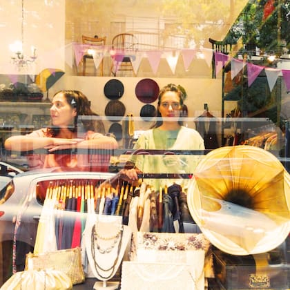 En pleno barrio de Palermo, una tienda de ropa vintage es el espacio elegido para desarrollar Liquidación total!, un juego de dobles e identidades subvertidas