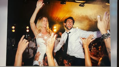 En pleno festejo, el día del casamiento