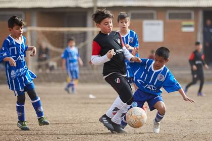 En pleno partido, Ian busca despegarse del rival y asistir a sus compañeros.Crédito: Marcelo Aguilar