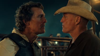 En pleno rodeo en una de las escenas del primer episodio de Casi hermanos (Apple TV)