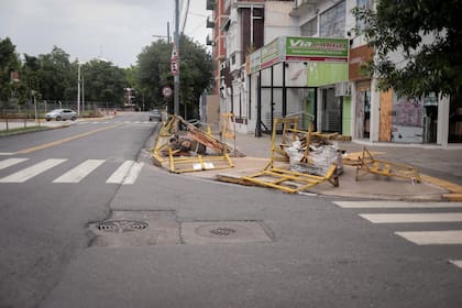 En pocas horas el agua escurrió, pero quedaron los destrozos y los residuos acumulados en distintos lugares