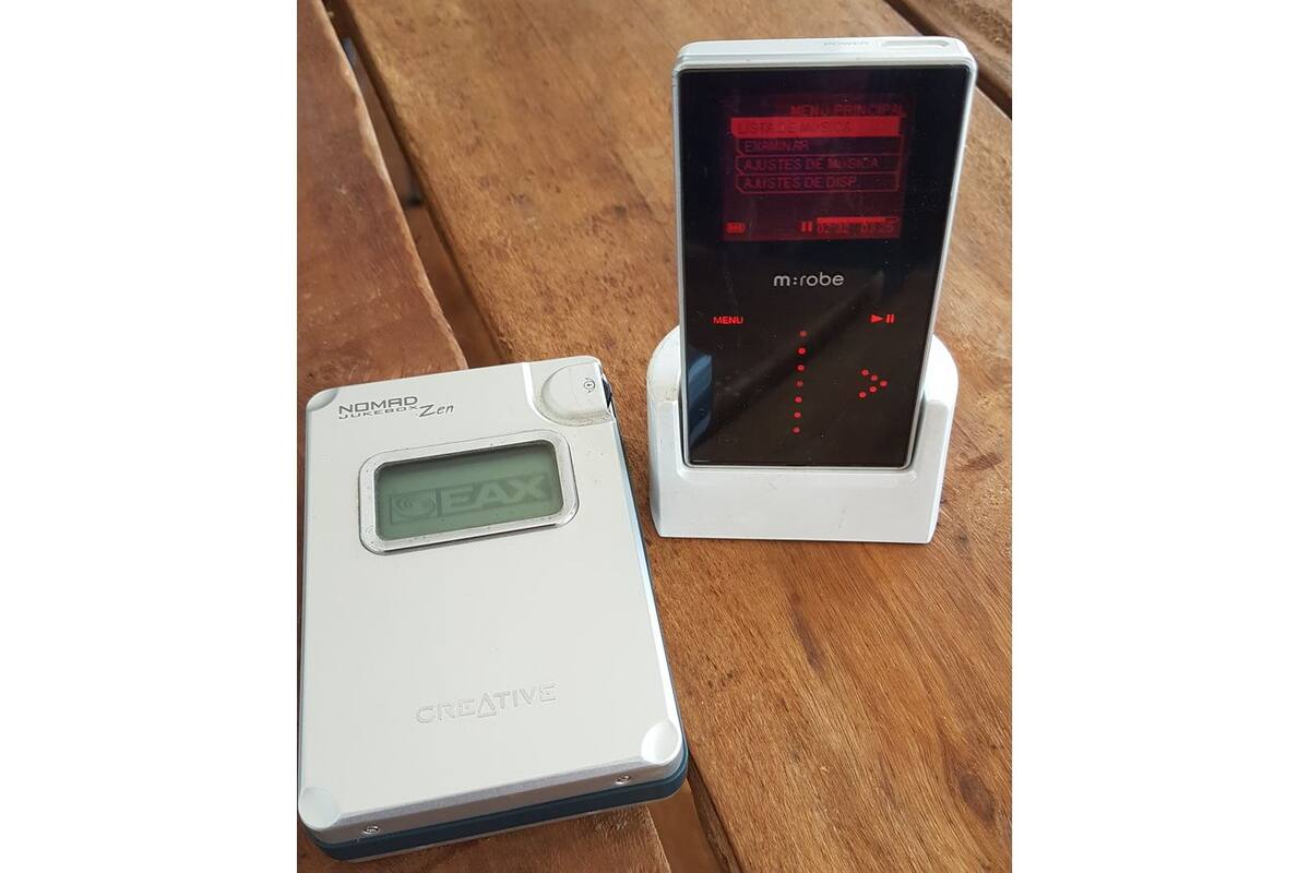 En poco más de 15 años el mundo ha cambiado mucho, pero solo al desempolvar un par de equipos se la verdadera diferencia. En la foto, el Zen Jukebox, de Creative Labs, y el m:robe de Olympus