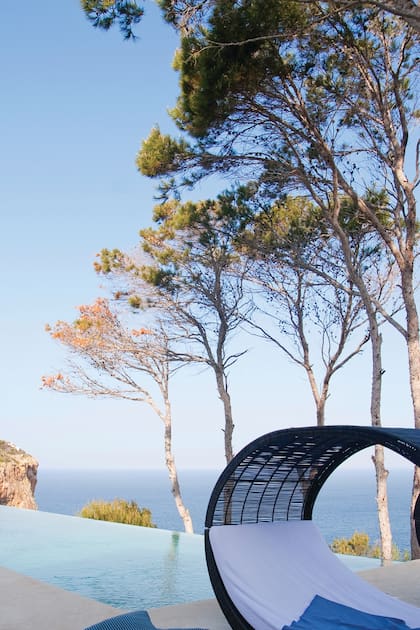 En Port d’Andraitx, al sur de Mallorca, uno de los destinos preferidos por los españoles en vacaciones, la interiorista Elena López Fonta diseñó para su hermana este oasis que conjuga luz, naturaleza y comodidad.