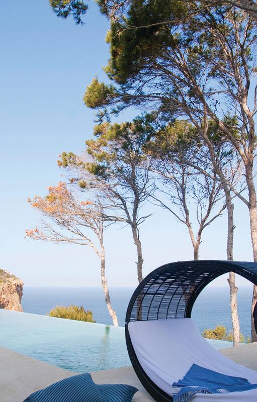 En Port d’Andraitx, al sur de Mallorca, uno de los destinos preferidos por los españoles en vacaciones, la interiorista Elena López Fonta diseñó para su hermana este oasis que conjuga luz, naturaleza y comodidad.