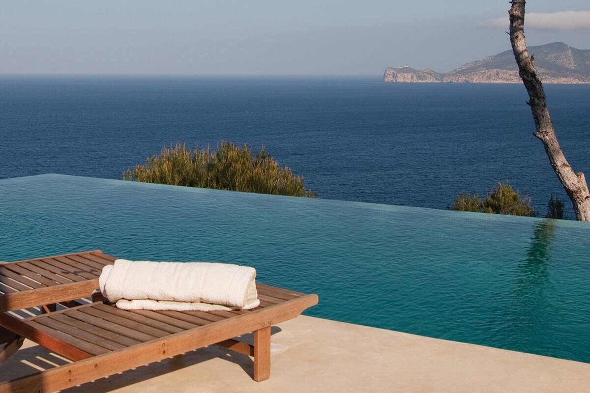 En Port d’Andraitx, al sur de Mallorca, uno de los destinos preferidos por los españoles en vacaciones, la interiorista Elena López Fonta diseñó para su hermana este oasis que conjuga luz, naturaleza y comodidad.