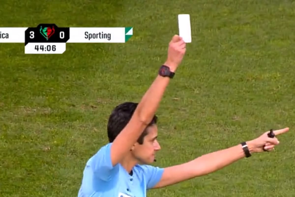 En Portugal, una referee mostró la primera tarjeta blanca en un partido de fútbol.