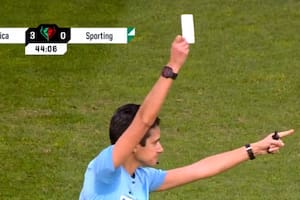 En Portugal, una referee mostró la primera tarjeta blanca en un partido de fútbol.