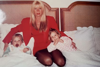 En Portugal -uno de los destinos que tuvo su ex marido, Yofre, cuando fue embajador- con Agustina y Javier, de 2 y 3 años, respectivamente.