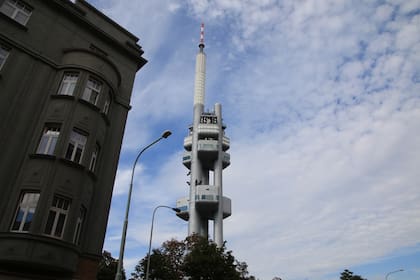 En Praga, la torre de la televisión ofrece muestras y vistas panorámicas