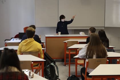 En Praga, los chicos mantienen distancia dentro del aula
