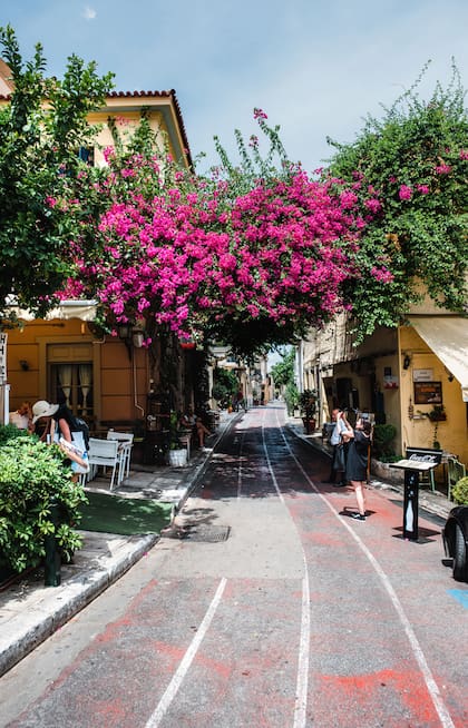 En primavera, las flores invaden las calles y los balcones de los cafés.