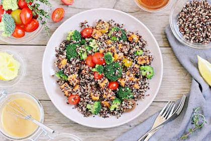 En primavera recomienda evitar las comidas muy frías y muy calientes y propone consumir comidas livianas, cálidas y especiadas