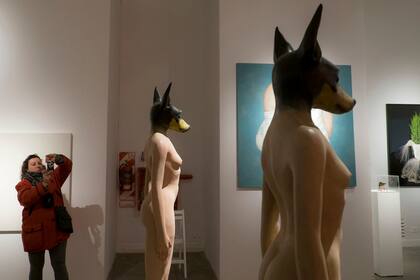 En primer plano, dos esculturas mitológicas de Renata Schussheim en Sala Cronopios