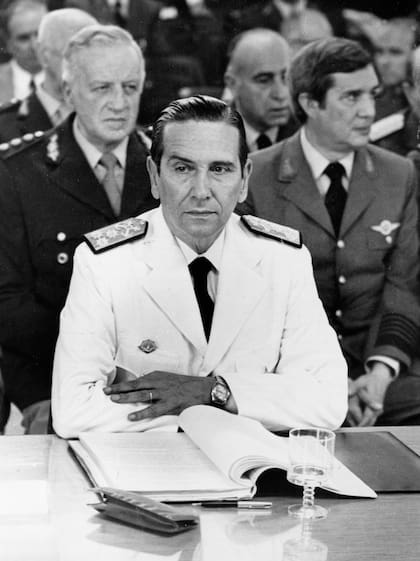 EN primer plano, el almirante Jorge Isaac Anaya. Detrás, el general Leopoldo Fortunato Galtieri y el brigadier Lami Dozo. La imagen fue tomada en 1985, durante el recordado "Juicio a las Juntas". Al mismo tiempo, el CONSUFA los juzgaba por su desempeño en la "Causa Malvinas"