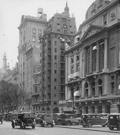 En primer plano, el edificio de la Bolsa de Comercio sobre la Av. Alem.