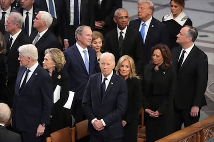 En primer plano, el presidente Joe Biden y la primera dama Jill Biden observan mientras inicia el funeral del expresidente Jimmy Carter, el jueves 9 de enero de 2025, en la catedral nacional de Washington. Detrás de Jill Biden se encuentran la vicepresidenta Kamala Harris y su esposo Doug Emhoff. En la siguiente fila están el expresidente Bill Clinton y su esposa Hillary Clinton; el expresidente George W. Bush y su esposa Barbara Bush; el expresidente Barack Obama, el presidente electo Donald Trump y su esposa Melania Trump. Arriba a la izquierda se encuentran el exvicepresidente Al Gore y, detrás de él, el exvicepresidente Mike Pence. (AP Foto/Jacquelyn Martin)