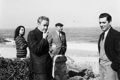 En primer plano, Juan Rulfo y Mario Vargas Llosa, reunidos en Chile por un Encuentro de Escritores de Viña del Mar; en segundo plano, Pablo Neruda y Patricia Urquidi