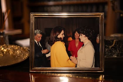 En primer plano la actriz italiana Gina Lollobrigida con Mónica Parisier, y en el fondo a la izquierda Alejandro Romay