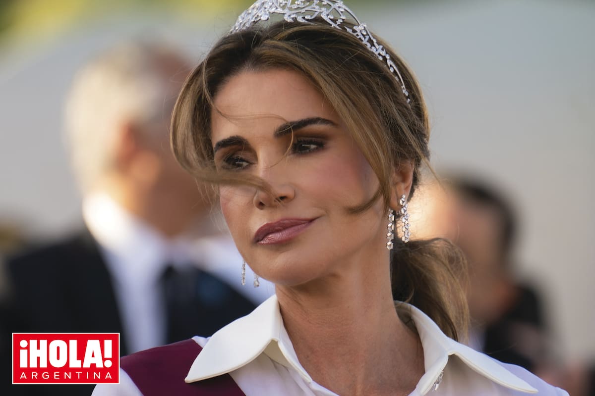 En primer plano, la Arabic Scroll en primer plano. Se trata de una tiara de 1300 diamantes que el monarca hachemita le regaló a Rania hace veinticinco años. Realizada en 2005 por la firma FRED, la pieza contiene la oración “Alá es grande” en letras árabes.