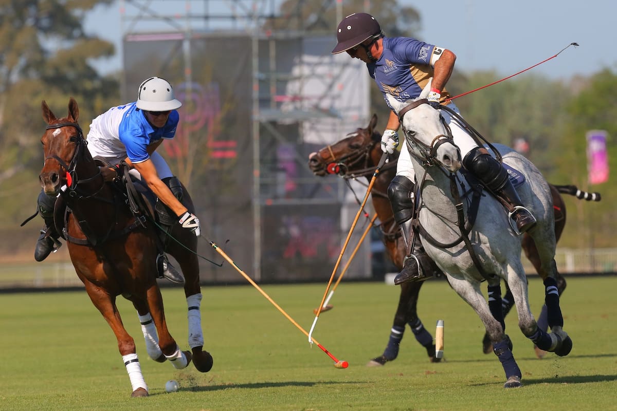 En primer plano, Mariano Aguerre, el autor del primer doble del polo; en la trabada de tacos con Camilo Castagnola, de Ellerstina, el capitán de La Pegasus pierde el cigarro, que sale despedido delante de su caballo.