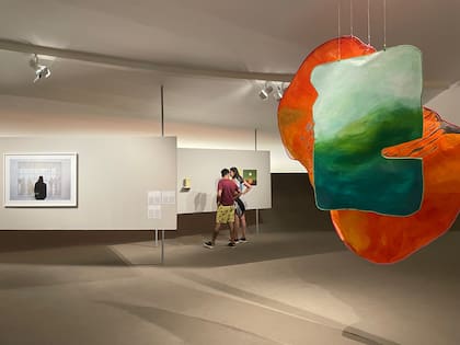En primer plano, obras de Alberto Goldenstein y Marina De Caro; detrás, Marcelo Pombo y Silvia Gurfein