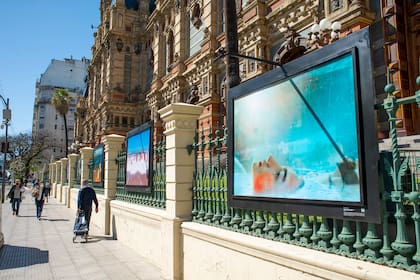 En primer plano se ve la fotografía de la artista ucraniana Marta Syrko, oriunda de Lviv