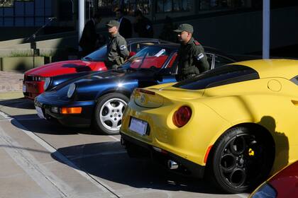 En primer plano un Alfa Romeo amarillo