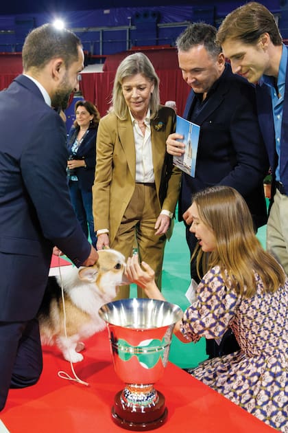 En primer plano y agachada, Alexandra de Hannover, con el corgi que terminó llevándose el
segundo puesto el domingo 11. Detrás y a la izquierda, su madre, Carolina; y, a la derecha, el
novio de Alexandra, el alemán Ben Sylvester Strautmann.