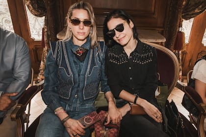 En primera fila, Anita Espasandin y Elena Bordeu acompañaron el desfile con looks de inspiración western y rockera, completados con anteojos de sol y detalles en denim y tachas