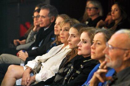 En primera fila, de izquierda a derecha, el empresario Manuel Antelo y su mujer Inés Peralta Ramos, Marcela Tinayre, Ámbar De Benedictis y Lucía Galán.
