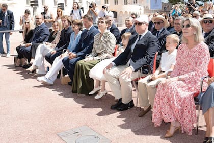 En primera fila. De izquierda a derecha: Estefanía, Gareth Wittstock, Charlene, Gabriella, Alberto, Jacques y Carolina.