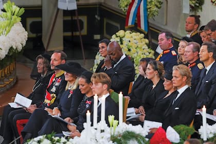 En primera fila, de izquierda a derecha, la reina Sonia, el rey Haakon, Mette-Marit, Ingrid, Sverre Magnus. En segunda fila: la princesa Marta Luisa y su marido, Durek llorando, las tres hijas de Marta Luisa y Marius Borg