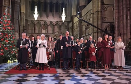 En primera fila, de izquierda a derecha: los reyes Carlos y Camilla, el príncipe William, el príncipe George, la princesa Charlotte, Kate –la protagonista de la noche– y Sophie de Wessex. Detrás de los Reyes, Eugenia y Beatrice de York.