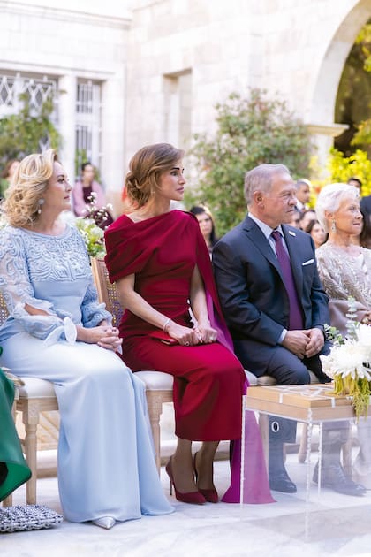 En primera fila, la princesa Alia Tabbaa, primera esposa del príncipe Faisal y madre de la novia, los Reyes, y la princesa Muna, madre del rey Abdalá y segunda esposa de Husseim I