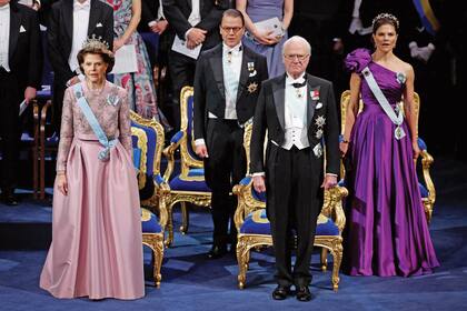 En primera fila, y de izquierda a derecha, los reyes Silvia y Carlos Gustavo; detrás, el príncipe Daniel y la princesa Victoria, heredera al trono.