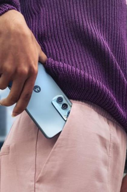 En promedio, una persona revisa su celular al menos 100 veces al día.
Foto: Cortesía Claro y Motorola